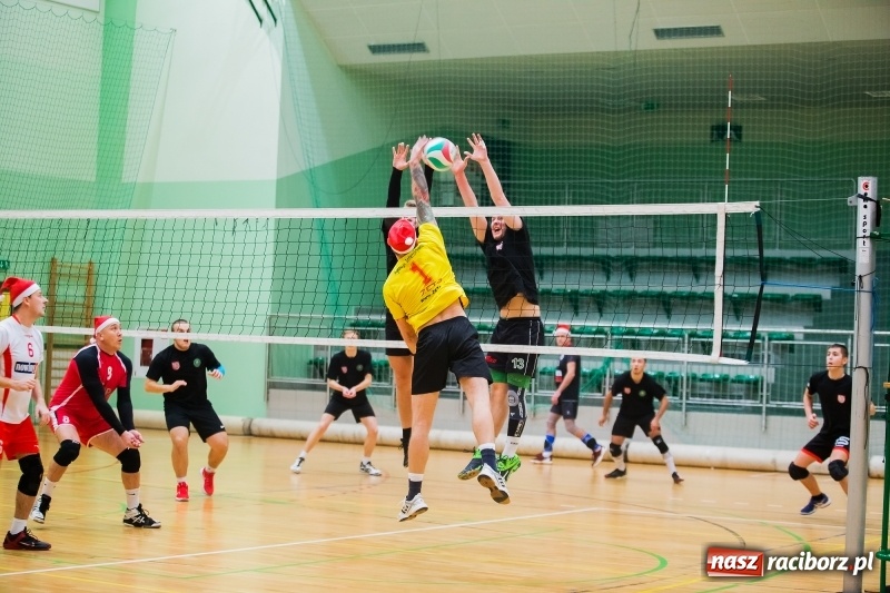 Zdjęcie w galerii na portalu naszraciborz.pl: I Raciborski Nocny Turniej Mikołajkowy w Piłce Siatkowej wiadomości z regionu