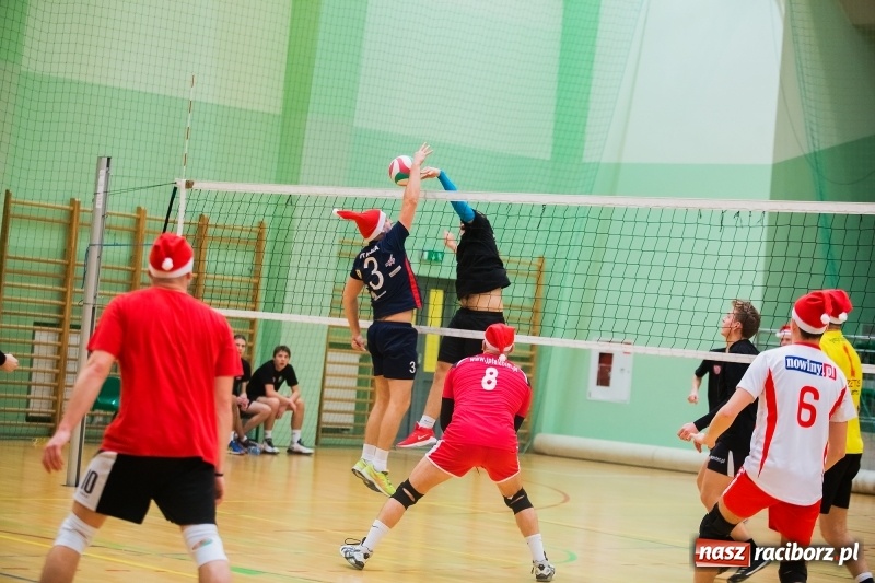 Zdjęcie w galerii na portalu naszraciborz.pl: I Raciborski Nocny Turniej Mikołajkowy w Piłce Siatkowej wiadomości z regionu