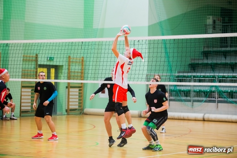 Zdjęcie w galerii na portalu naszraciborz.pl: I Raciborski Nocny Turniej Mikołajkowy w Piłce Siatkowej wiadomości z regionu