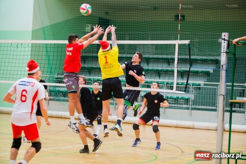 Zdjęcie w galerii na portalu naszraciborz.pl: I Raciborski Nocny Turniej Mikołajkowy w Piłce Siatkowej wiadomości z regionu