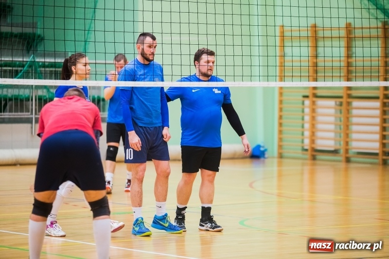 Zdjęcie w galerii na portalu naszraciborz.pl: I Raciborski Nocny Turniej Mikołajkowy w Piłce Siatkowej wiadomości z regionu