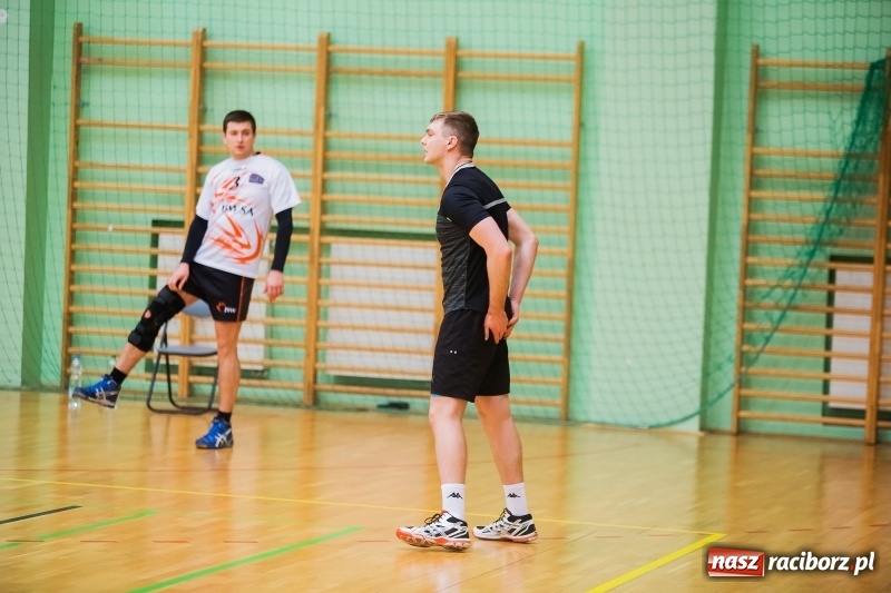 Zdjęcie w galerii na portalu naszraciborz.pl: I Raciborski Nocny Turniej Mikołajkowy w Piłce Siatkowej wiadomości z regionu