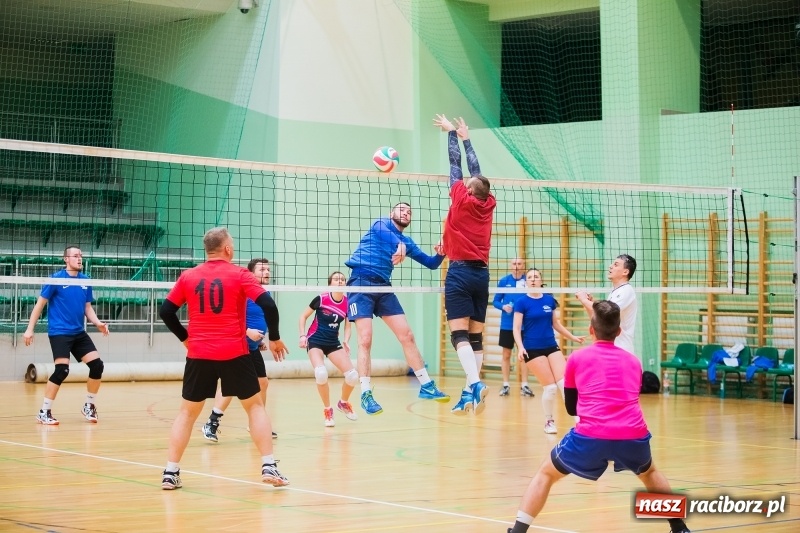 Zdjęcie w galerii na portalu naszraciborz.pl: I Raciborski Nocny Turniej Mikołajkowy w Piłce Siatkowej wiadomości z regionu