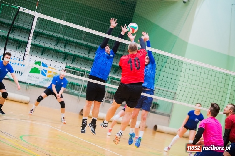 Zdjęcie w galerii na portalu naszraciborz.pl: I Raciborski Nocny Turniej Mikołajkowy w Piłce Siatkowej wiadomości z regionu