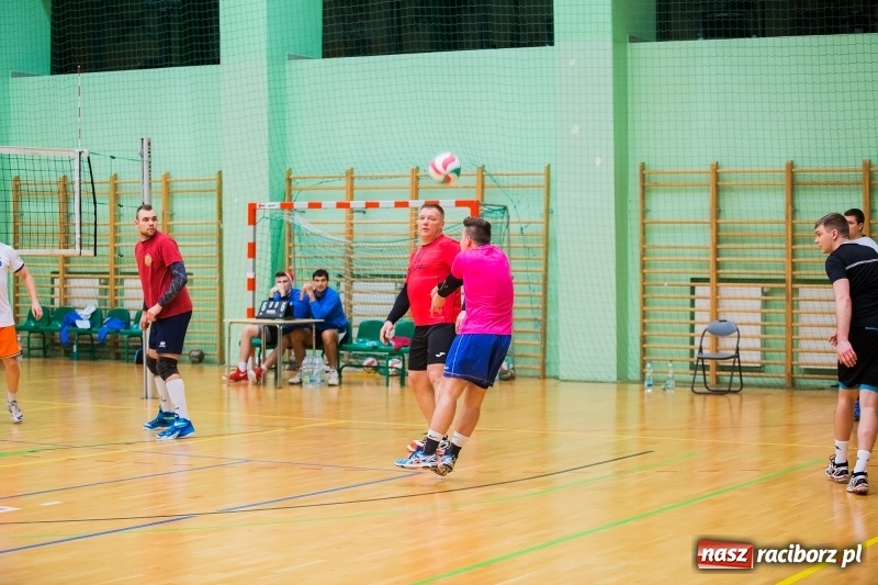 Zdjęcie w galerii na portalu naszraciborz.pl: I Raciborski Nocny Turniej Mikołajkowy w Piłce Siatkowej wiadomości z regionu