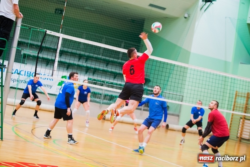 Zdjęcie w galerii na portalu naszraciborz.pl: I Raciborski Nocny Turniej Mikołajkowy w Piłce Siatkowej wiadomości z regionu