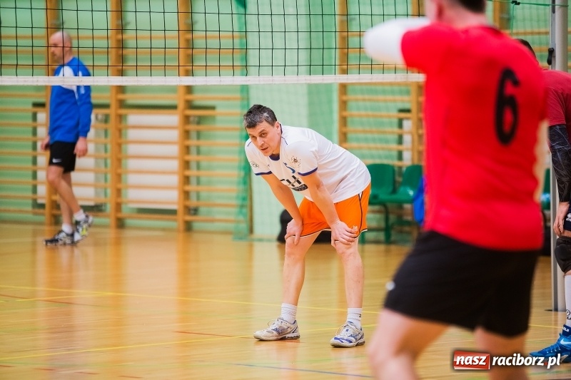 Zdjęcie w galerii na portalu naszraciborz.pl: I Raciborski Nocny Turniej Mikołajkowy w Piłce Siatkowej wiadomości z regionu