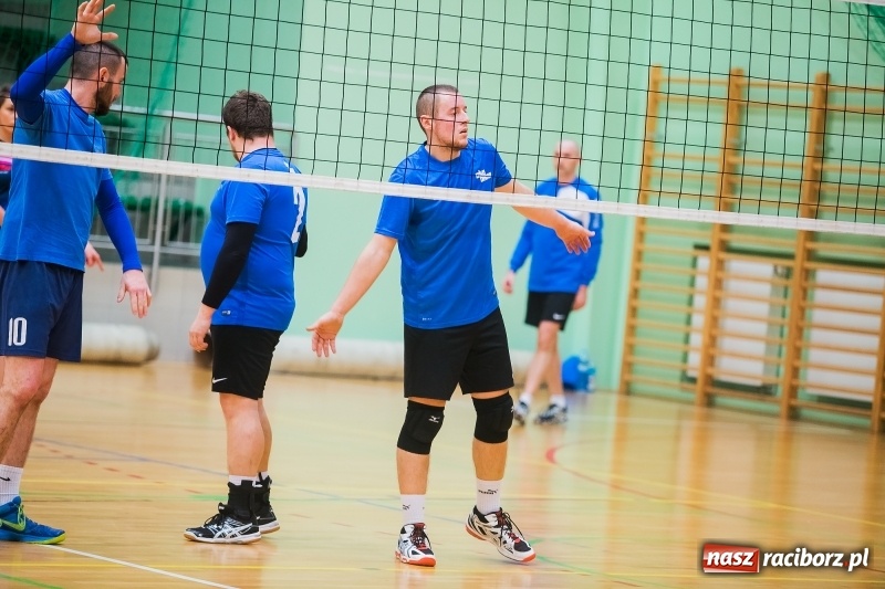 Zdjęcie w galerii na portalu naszraciborz.pl: I Raciborski Nocny Turniej Mikołajkowy w Piłce Siatkowej wiadomości z regionu