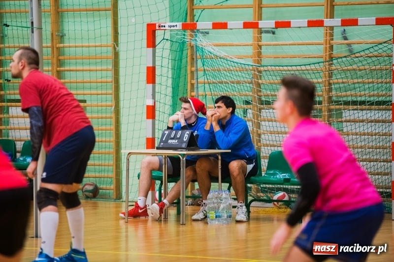 Zdjęcie w galerii na portalu naszraciborz.pl: I Raciborski Nocny Turniej Mikołajkowy w Piłce Siatkowej wiadomości z regionu
