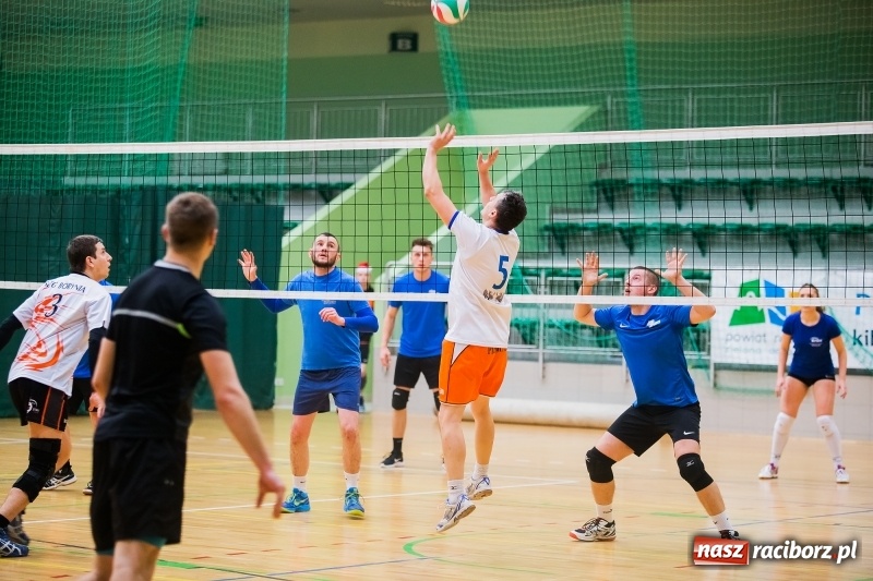 Zdjęcie w galerii na portalu naszraciborz.pl: I Raciborski Nocny Turniej Mikołajkowy w Piłce Siatkowej wiadomości z regionu