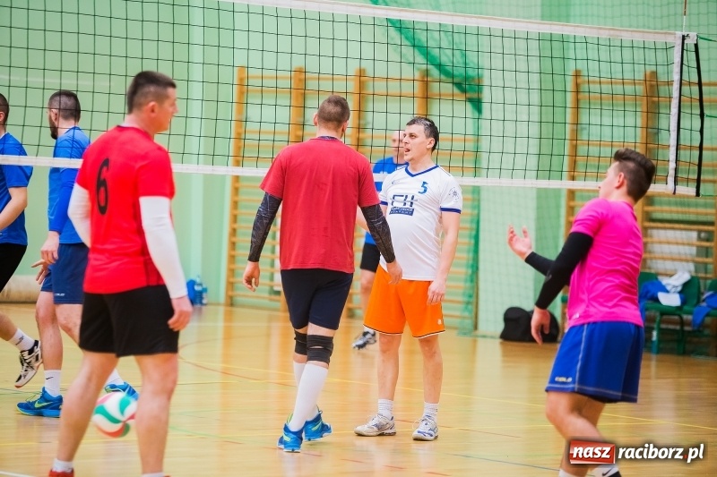Zdjęcie w galerii na portalu naszraciborz.pl: I Raciborski Nocny Turniej Mikołajkowy w Piłce Siatkowej wiadomości z regionu