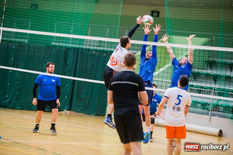 Zdjęcie w galerii na portalu naszraciborz.pl: I Raciborski Nocny Turniej Mikołajkowy w Piłce Siatkowej wiadomości z regionu