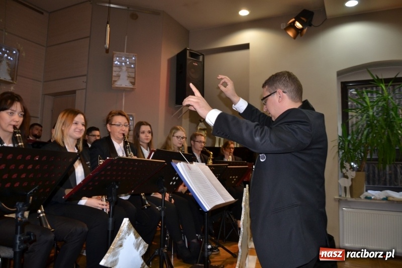 Zdjęcie w galerii na portalu naszraciborz.pl: Coraz bliżej święta, czyli doroczny kiermasz wypieków i ozdób w Tworkowie wiadomości z regionu