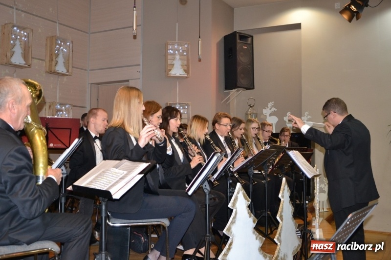 Zdjęcie w galerii na portalu naszraciborz.pl: Coraz bliżej święta, czyli doroczny kiermasz wypieków i ozdób w Tworkowie wiadomości z regionu