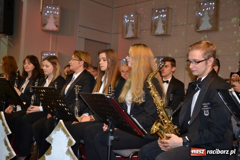 Zdjęcie w galerii na portalu naszraciborz.pl: Coraz bliżej święta, czyli doroczny kiermasz wypieków i ozdób w Tworkowie wiadomości z regionu