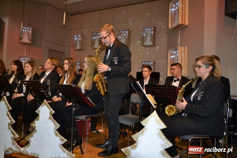 Zdjęcie w galerii na portalu naszraciborz.pl: Coraz bliżej święta, czyli doroczny kiermasz wypieków i ozdób w Tworkowie wiadomości z regionu