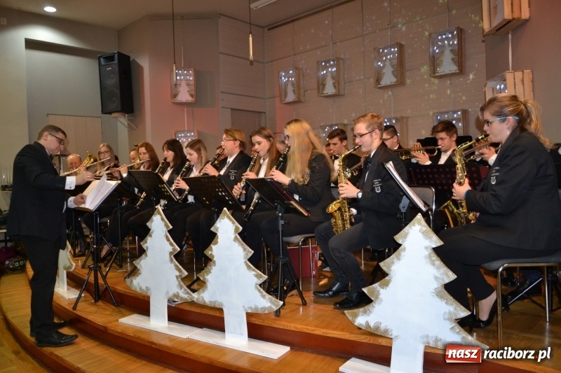 Zdjęcie w galerii na portalu naszraciborz.pl: Coraz bliżej święta, czyli doroczny kiermasz wypieków i ozdób w Tworkowie wiadomości z regionu