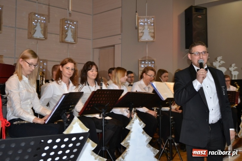 Zdjęcie w galerii na portalu naszraciborz.pl: Coraz bliżej święta, czyli doroczny kiermasz wypieków i ozdób w Tworkowie wiadomości z regionu