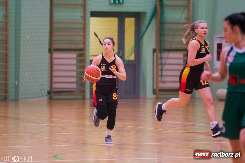 Zdjęcie w galerii na portalu naszraciborz.pl: Koszykarski dreszczowiec w Arenie Rafako wiadomości z regionu