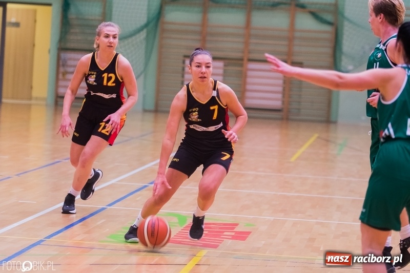 Zdjęcie w galerii na portalu naszraciborz.pl: Koszykarski dreszczowiec w Arenie Rafako wiadomości z regionu