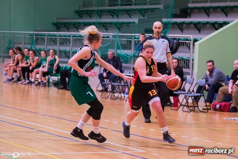 Zdjęcie w galerii na portalu naszraciborz.pl: Koszykarski dreszczowiec w Arenie Rafako wiadomości z regionu
