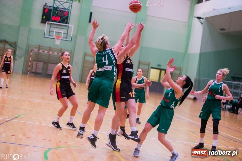 Zdjęcie w galerii na portalu naszraciborz.pl: Koszykarski dreszczowiec w Arenie Rafako wiadomości z regionu