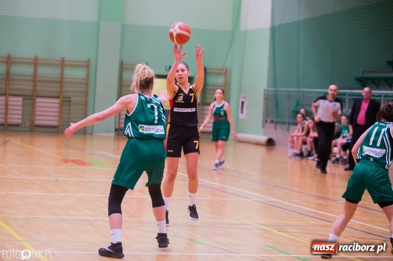 Zdjęcie w galerii na portalu naszraciborz.pl: Koszykarski dreszczowiec w Arenie Rafako wiadomości z regionu