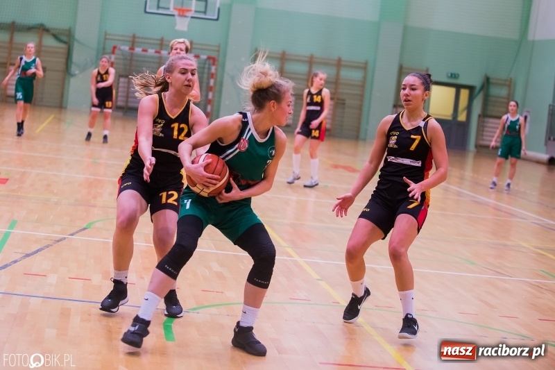 Zdjęcie w galerii na portalu naszraciborz.pl: Koszykarski dreszczowiec w Arenie Rafako wiadomości z regionu