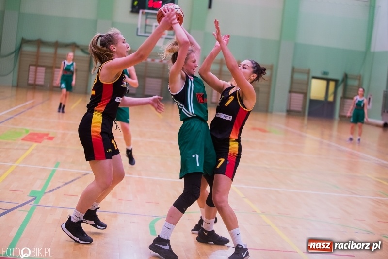 Zdjęcie w galerii na portalu naszraciborz.pl: Koszykarski dreszczowiec w Arenie Rafako wiadomości z regionu