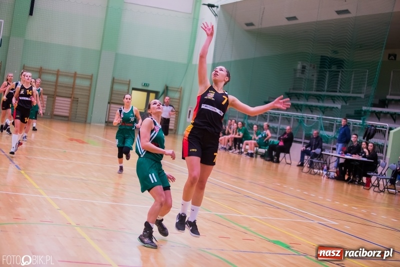 Zdjęcie w galerii na portalu naszraciborz.pl: Koszykarski dreszczowiec w Arenie Rafako wiadomości z regionu