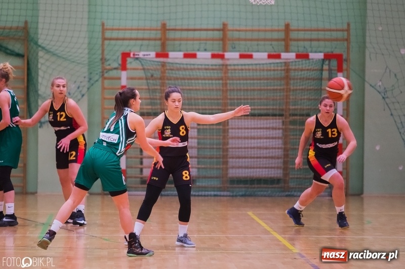 Zdjęcie w galerii na portalu naszraciborz.pl: Koszykarski dreszczowiec w Arenie Rafako wiadomości z regionu