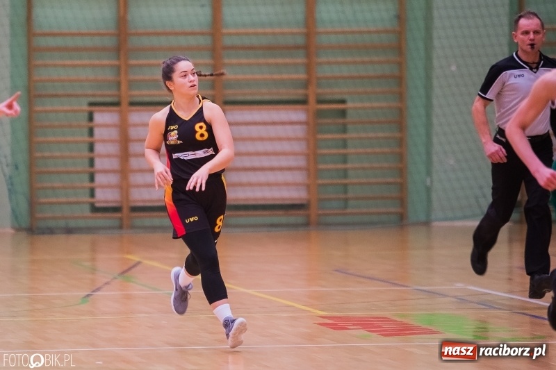 Zdjęcie w galerii na portalu naszraciborz.pl: Koszykarski dreszczowiec w Arenie Rafako wiadomości z regionu