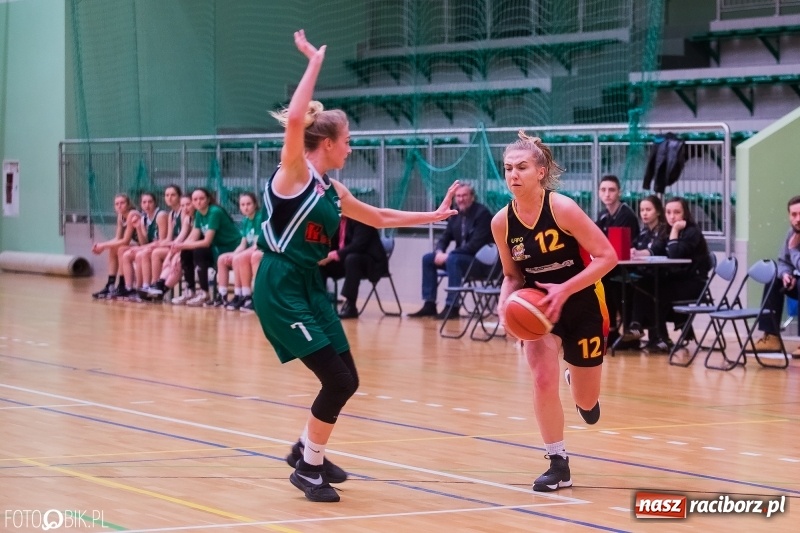 Zdjęcie w galerii na portalu naszraciborz.pl: Koszykarski dreszczowiec w Arenie Rafako wiadomości z regionu