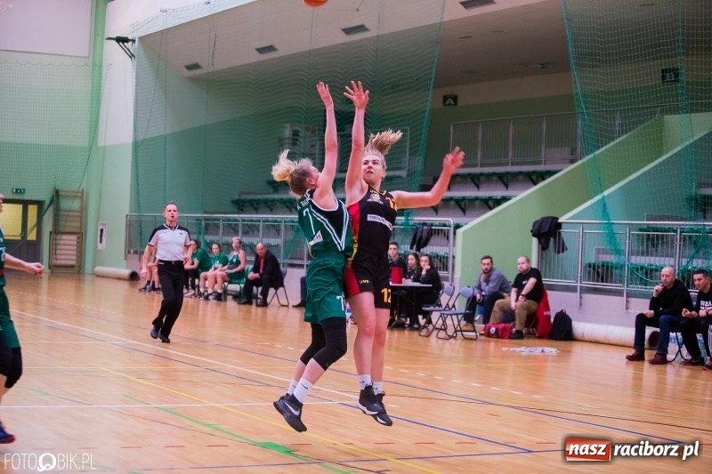 Zdjęcie w galerii na portalu naszraciborz.pl: Koszykarski dreszczowiec w Arenie Rafako wiadomości z regionu