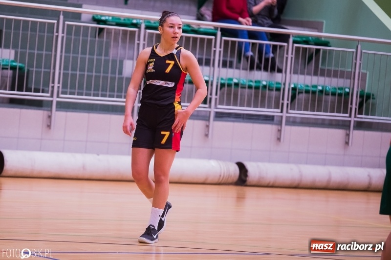 Zdjęcie w galerii na portalu naszraciborz.pl: Koszykarski dreszczowiec w Arenie Rafako wiadomości z regionu