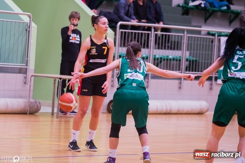 Zdjęcie w galerii na portalu naszraciborz.pl: Koszykarski dreszczowiec w Arenie Rafako wiadomości z regionu