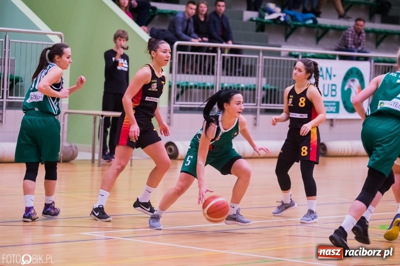 Zdjęcie w galerii na portalu naszraciborz.pl: Koszykarski dreszczowiec w Arenie Rafako wiadomości z regionu