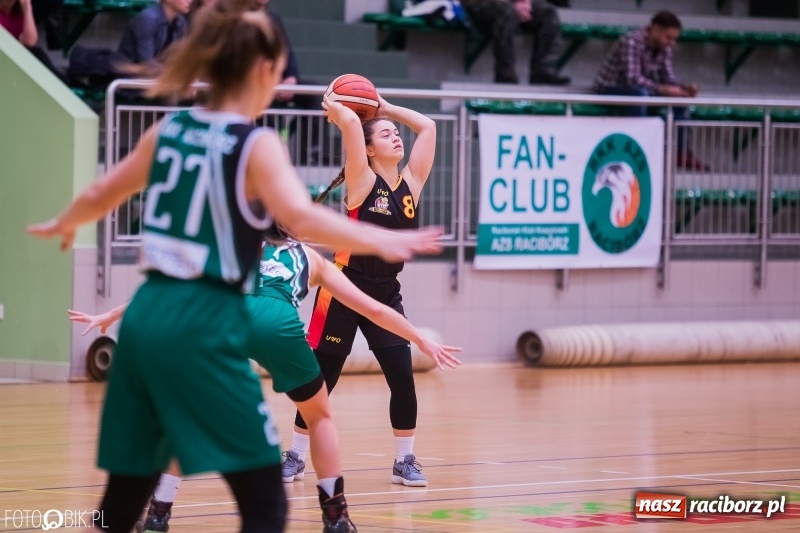 Zdjęcie w galerii na portalu naszraciborz.pl: Koszykarski dreszczowiec w Arenie Rafako wiadomości z regionu