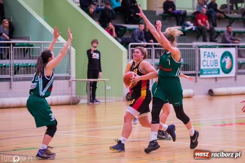 Zdjęcie w galerii na portalu naszraciborz.pl: Koszykarski dreszczowiec w Arenie Rafako wiadomości z regionu