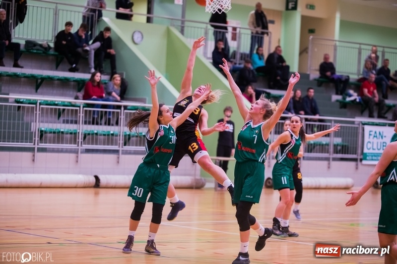 Zdjęcie w galerii na portalu naszraciborz.pl: Koszykarski dreszczowiec w Arenie Rafako wiadomości z regionu