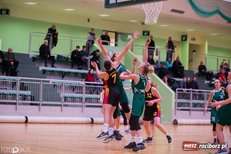 Zdjęcie w galerii na portalu naszraciborz.pl: Koszykarski dreszczowiec w Arenie Rafako wiadomości z regionu