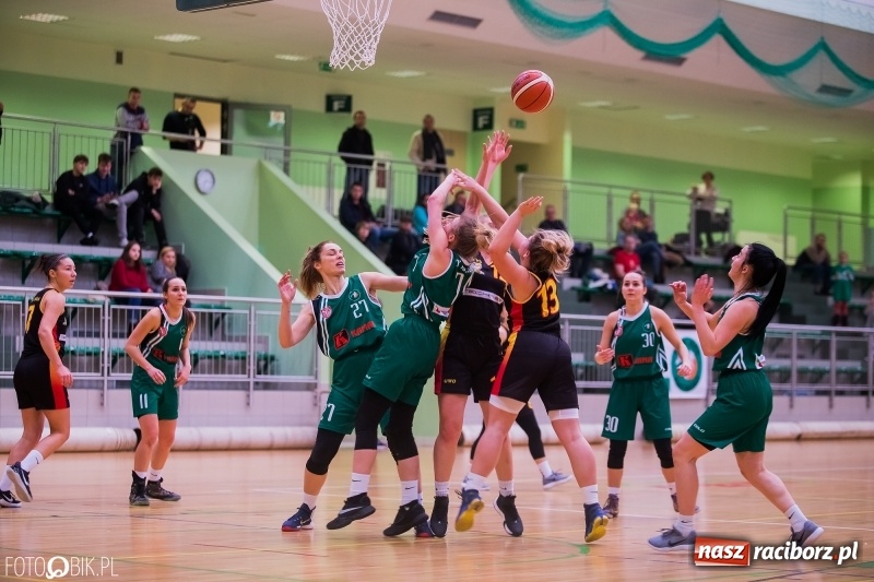 Zdjęcie w galerii na portalu naszraciborz.pl: Koszykarski dreszczowiec w Arenie Rafako wiadomości z regionu