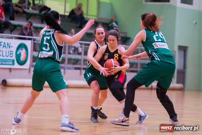 Zdjęcie w galerii na portalu naszraciborz.pl: Koszykarski dreszczowiec w Arenie Rafako wiadomości z regionu