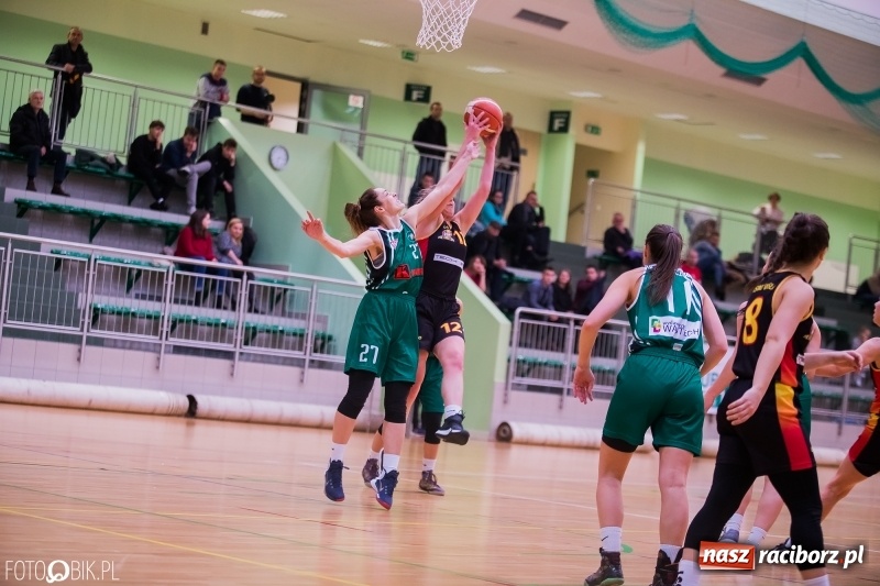 Zdjęcie w galerii na portalu naszraciborz.pl: Koszykarski dreszczowiec w Arenie Rafako wiadomości z regionu