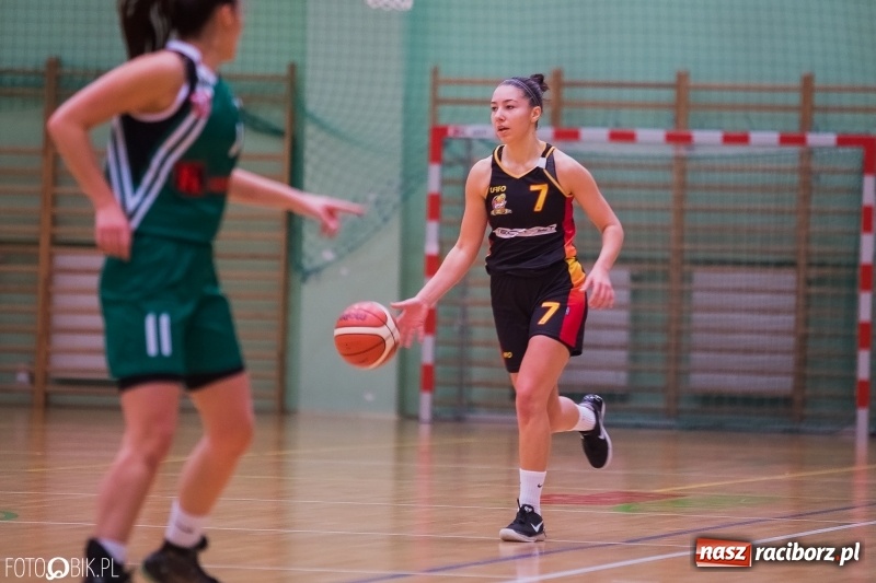 Zdjęcie w galerii na portalu naszraciborz.pl: Koszykarski dreszczowiec w Arenie Rafako wiadomości z regionu