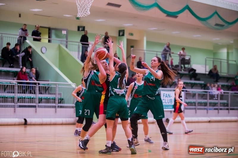 Zdjęcie w galerii na portalu naszraciborz.pl: Koszykarski dreszczowiec w Arenie Rafako wiadomości z regionu