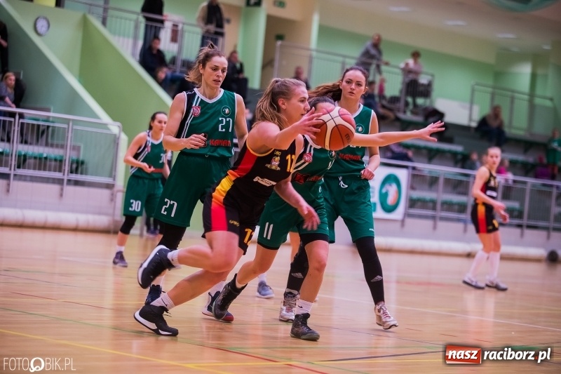 Zdjęcie w galerii na portalu naszraciborz.pl: Koszykarski dreszczowiec w Arenie Rafako wiadomości z regionu