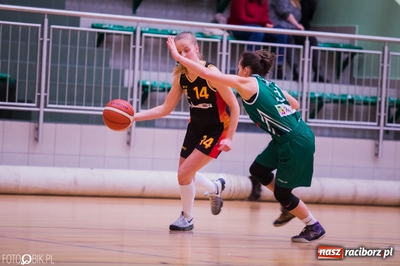 Zdjęcie w galerii na portalu naszraciborz.pl: Koszykarski dreszczowiec w Arenie Rafako wiadomości z regionu