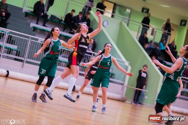 Zdjęcie w galerii na portalu naszraciborz.pl: Koszykarski dreszczowiec w Arenie Rafako wiadomości z regionu