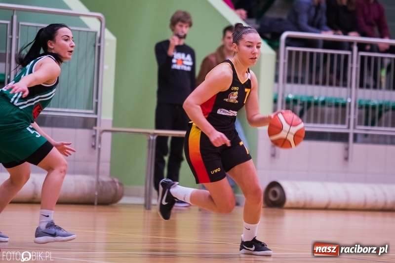 Zdjęcie w galerii na portalu naszraciborz.pl: Koszykarski dreszczowiec w Arenie Rafako wiadomości z regionu